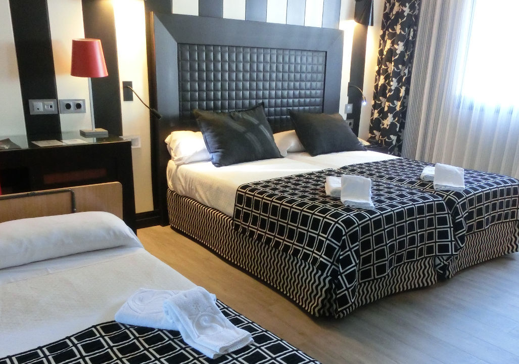 Riudellots de la Selva Salles Hotel Aeroport De Girona מראה חיצוני תמונה